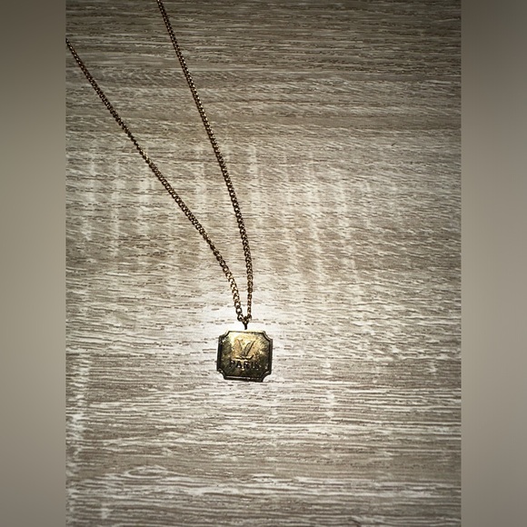 ✨DELICATE AUTHENTIC LV TINY PENDENT ON GOLD-TONE LOBSTER CLASP ADJUSTABLE CHAIN✨ - Picture 3 of 9